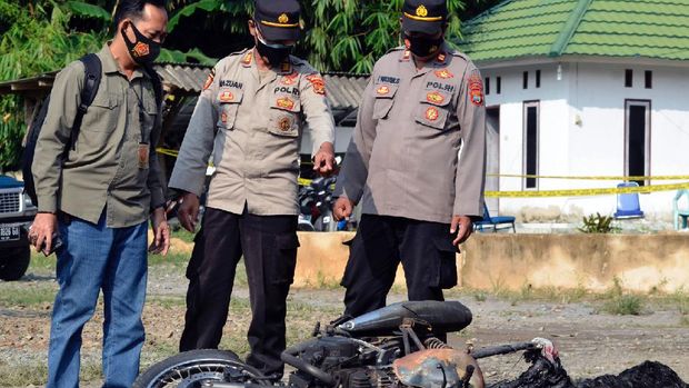 Kapolda Lampung Irjen Pol Hendro Sugiatno (lima kanan) bersama Bupati Lampung Selatan Nanang Ermanto (enam Kanan) meninjau Maposek Candipuro yang dibakar oleh massa di Desa Titi Wangi, Candipuro, Lampung Selatan, Lampung, Rabu (19/5/2021). Aksi pembakaran Mapolsek Candipuro oleh massa yang terjadi pada Selasa (18/05/2021) malam diduga dipicu kekesalan warga atas maraknya kasus kriminal pencurian dengan kekerasan atau begal di wilayah hukum Polsek tersebut yang tidak terungkap. ANTARA FOTO/Ardiansyah/hp.