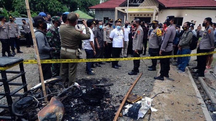 Kapolda Lampung Irjen Pol Hendro Sugiatno (lima kanan) bersama Bupati Lampung Selatan Nanang Ermanto (enam Kanan) meninjau Maposek Candipuro yang dibakar oleh massa di Desa Titi Wangi, Candipuro, Lampung Selatan, Lampung, Rabu (19/5/2021). Aksi pembakaran Mapolsek Candipuro oleh massa yang terjadi pada Selasa (18/05/2021) malam diduga dipicu kekesalan warga atas maraknya kasus kriminal pencurian dengan kekerasan atau begal di wilayah hukum Polsek tersebut yang tidak terungkap. ANTARA FOTO/Ardiansyah/hp.