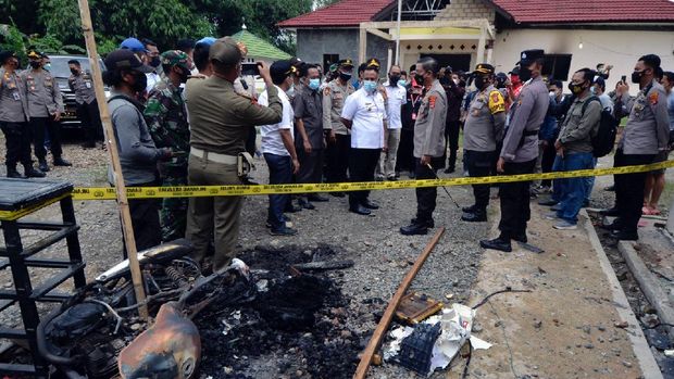 Kapolda Lampung Irjen Pol Hendro Sugiatno (lima kanan) bersama Bupati Lampung Selatan Nanang Ermanto (enam Kanan) meninjau Maposek Candipuro yang dibakar oleh massa di Desa Titi Wangi, Candipuro, Lampung Selatan, Lampung, Rabu (19/5/2021). Aksi pembakaran Mapolsek Candipuro oleh massa yang terjadi pada Selasa (18/05/2021) malam diduga dipicu kekesalan warga atas maraknya kasus kriminal pencurian dengan kekerasan atau begal di wilayah hukum Polsek tersebut yang tidak terungkap. ANTARA FOTO/Ardiansyah/hp.