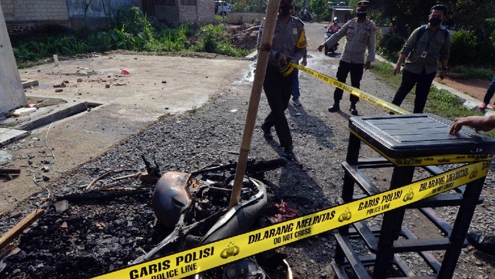 Kapolda Lampung Irjen Pol Hendro Sugiatno (lima kanan) bersama Bupati Lampung Selatan Nanang Ermanto (enam Kanan) meninjau Maposek Candipuro yang dibakar oleh massa di Desa Titi Wangi, Candipuro, Lampung Selatan, Lampung, Rabu (19/5/2021). Aksi pembakaran Mapolsek Candipuro oleh massa yang terjadi pada Selasa (18/05/2021) malam diduga dipicu kekesalan warga atas maraknya kasus kriminal pencurian dengan kekerasan atau begal di wilayah hukum Polsek tersebut yang tidak terungkap. ANTARA FOTO/Ardiansyah/hp.