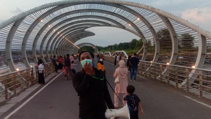 Peduli Destinasi Wisata, Pemuda di Banyuwangi Jadi Relawan Protokol Kesehatan