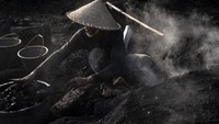 Arang tersebut dijual Rp2.300 per Kg yang hasilnya untuk memenuhi kebutuhan sehari-hari.  