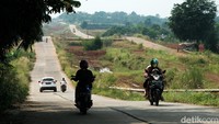 Pengendara motor dan mobil melintasi jalan Bojonggede-Kemang dari ruas Kemang, Bogor, Jawa Barat, Rabu (19/5/2021).  