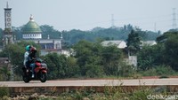 Jalan menuju Bojonggede masih dalam tahap pembangunan.  