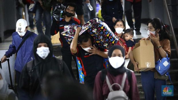 Suasana penumpang kereta api Sawunggalih yang baru saja tiba di Stasiun Pasar Senen, Jakarta, Rabu (19/5/2021). Berakhirnya masa larangan mudik oleh pemerintah sejak Senin (17/5/2021), Stasiun Pasar Senen mulai dipenuhi pemudik arus balik dengan keberangkatan dari Jawa Tengah dan Jawa Timur. Pantauan CNBC Indonesia pukul 15.00 WIB, suasana di area Stasiun Pasar Senen cukup ramai. Banyak penumpang yang berada di sekitar area stasiun. Suasana tersebut sama saat sebelum memasuki masa larangan mudik 6-17 Mei 2021. Di mana, para penumpang yang hendak memakai kereta api jarak jauh (KAJJ) terpantau ramai sehingga menyebabkan antrean tes GeNose di Stasiun Pasar Senen. Data penumpang tiba per Rabu 19/5 yaitu Kereta Api: 21, Penumpang 8.276.  (CNBC Indonesia/ Muhammad Sabki)