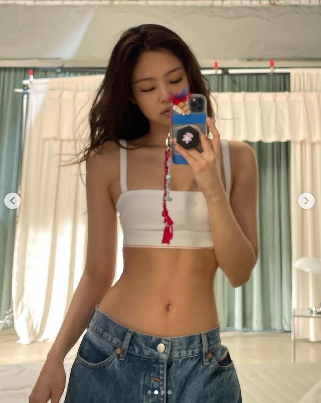 1. Jennie BlackpinkJennie menempati urutan pertama sebagai artis Korea yang tubuhnya bikin iri sesama wanita. Ia dianggap punya tubuh langsing tapi tetap terlihat curvy ketika menggunakan kostum-kostum mini di panggung. Siapa favorit kamu? Foto: Instagram/@jennierubyjane