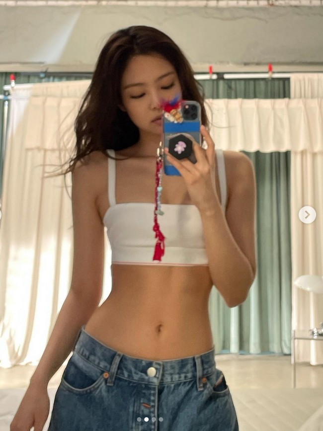 2. Mengenakan crop top dan jeans model hipster, ia tampil seksi dengan perut rata dan siluet pinggang berlekuk bak gitar. Foto: Instagram/@jennierubyjane