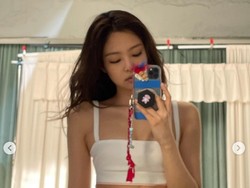 7 Foto Jennie BLACKPINK Pamer Perut Rata, Seksinya Nggak Ada Obat!