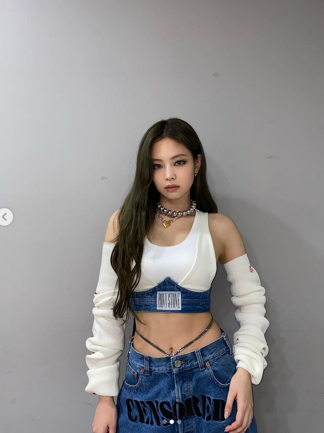 5. Tubuh ramping dan perut rata Jennie BLACKPINK kerap membuat fans penasaran dengan cara dietnya. Dia pun membeberkan sedikit rahasia mendapatkan bentuk tubuh idaman banyak orang. Foto: Instagram/@jennierubyjane