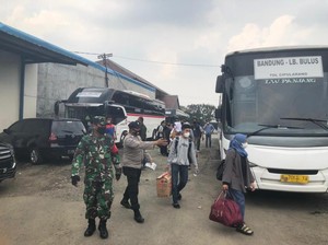 Pemudik Reaktif COVID Tiba di Pool Bus Ciputat, Dibawa ke RS Karantina