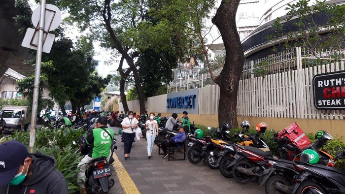 Pindah dari JLNT Casablanca, pemotor kini parkir di trotoar depan Apartemen Somerset, Jl Prof Dr Satrio, Kuningan, Jakarta Selatan.