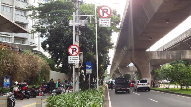 Pindah dari JLNT Casablanca, pemotor kini parkir di trotoar depan Apartemen Somerset, Jl Prof Dr Satrio, Kuningan, Jakarta Selatan.