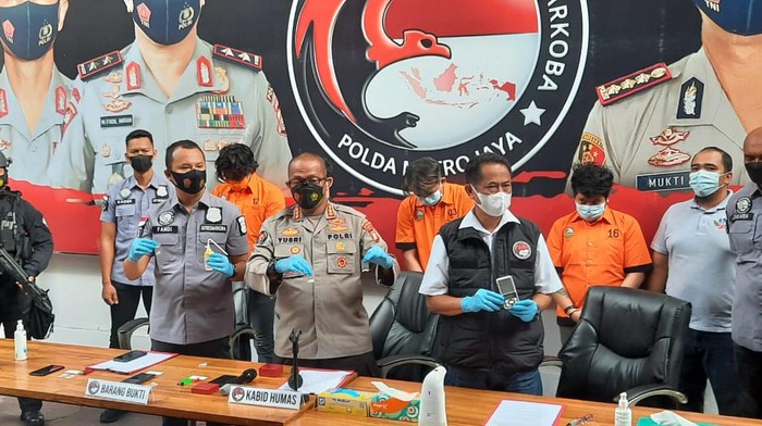 Polisi menyita sabu dalam penangkapan Raffi Zimah, anak Rita Sugiarto