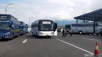 Beginilah suasana terminal yang terlihat mulai dipenuhi armada bus baik antar kota dalam provinsi (AKDP) maupun bus antar kota antar provinsi (AKAP).   