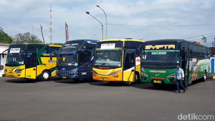 Armada bus di Terminal Garut kembali beroperasi usai pelarangan mudik lebaran selama lebih dari sepekan terakhir. Para calon penumpang yang hendak naik harus memiliki surat bebas COVID-19.