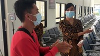 Para calon penumpang yang hendak naik bus diperiksa oleh para petugas harus memiliki surat bebas COVID-19.