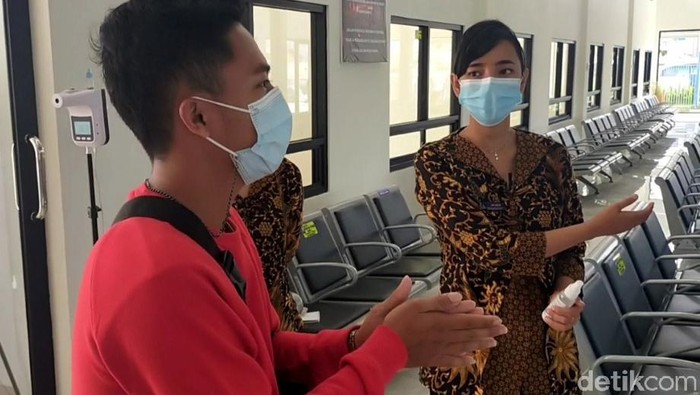 Potret Kesibukan di Terminal Garut yang Kembali Beroperasi Armada bus di Terminal Garut kembali beroperasi usai pelarangan mudik lebaran selama lebih dari sepekan terakhir. Para calon penumpang yang hendak naik harus memiliki surat bebas COVID-19.