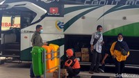 Petugas Terminal Guntur Malati bersiaga memeriksa bus dan para penumpang setiap akan berangkat. Selain itu, pihak terminal sendiri juga menyediakan layanan Genose.