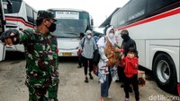Sebanyak 42 pemudik yang tiba dari kampung halaman langsung diminta petugas kepolisian dan TNI untuk menjalani tes antigen di Terminal Bus Primajasa, Tangerang Selatan.  