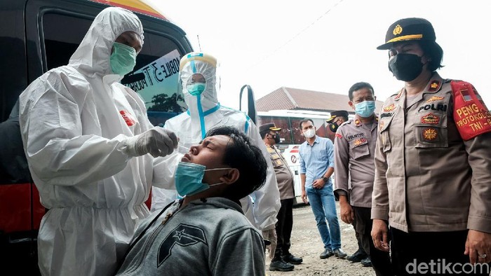 Puluhan pemudik yang baru tiba di Tangerang Selatan jalani tes antigen di Terminal Bus Primajasa. Hasilnya, satu orang dinyatakan reaktif COVID-19.