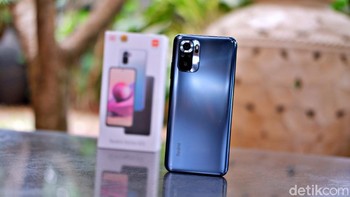 Ponsel ini punya baterai 5000mAh dan mendukung pengisian cepat 33W. Foto: Adi Fida Rahman/detikINET