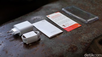 Dalam kotak kemasannya diberikan charger 33W, kabel USB Type C, buku petunjuk penggunaan, surat dari Alvin Tse, dan case transparan. Foto: Adi Fida Rahman/detikINET