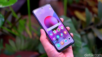 Redmi Note 10S menggunakan layar Super AMOLED dengan ukuran 6,43 inch dan resolusi FHD+. Refresh ratenya 60Hz dan dan terlindungi Gorilla Glass 3. Foto: Adi Fida Rahman/detikINET