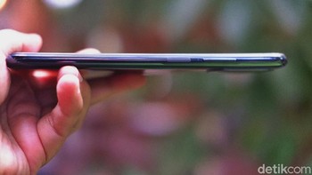Seperti dua saudaranya yang lain, sensor sidik jari Redmi Note 10S menyatu dengan tombol power di bagian kanan HP Foto: Adi Fida Rahman/detikINET