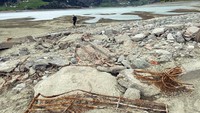 Tercatat ada lebih dari 160 rumah awarga yang ditenggelamkan dalam danau Resia. Sementara desa Curon ditenggelamkan, penduduknya dipindakan ke desa baru yang lokasinya tidak jauh dari desa sebelumnya. (Louisa Azzolini/Twitter)