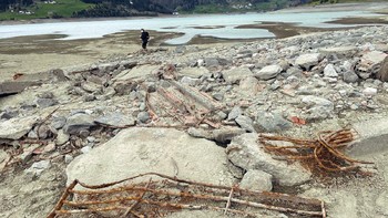 Karena danau Resia sedang dikuras sementara waktu untuk pemeliharaan, masyarakat bisa menelusuri sekaligus memotret jejak peninggalan desa yang pernah menjadi rumah bagi hampir seribu penduduk itu. Foto: Twitter @AvventuraL