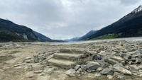 Pemandangan mengerikan danau Resia dan kisah tenggelamnya desa Curon itu pun menjadi insipirasi film serial bertemakan supranatural Netflix dengan judul Curon. (Louisa Azzolini/Twitter)