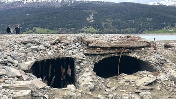 Seperti Atlantis di kehidupan nyata, sebuah desa di Italia yang telah lama hilang muncul dari bawah air setelah lebih dari 70 tahun. Foto: Twitter @AvventuraL