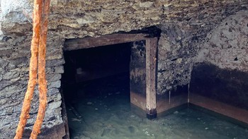 Curon, nama desa tersebut, muncul kembali di dasar danau Resia, sebuah danau buatan yang membentang 4 kilometer persegi dan terletak di Tyrol Selatan, berbatasan dengan Austria dan Swiss. Foto: Twitter @AvventuraL