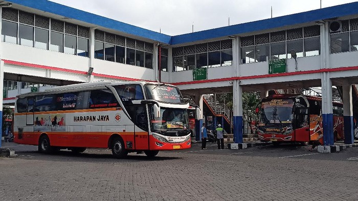 Ribuan Penumpang yang Naik hingga Turun di Terminal Purabaya
