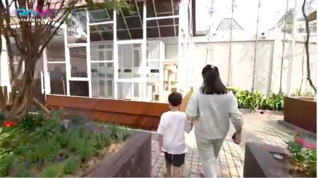 Pecinta kucing, Gilang dan istrinya mendedikasikan salah satu sudut halaman belakangnya untuk kandang kucing yang besar. (Foto: YouTube/Rans Entertainment)