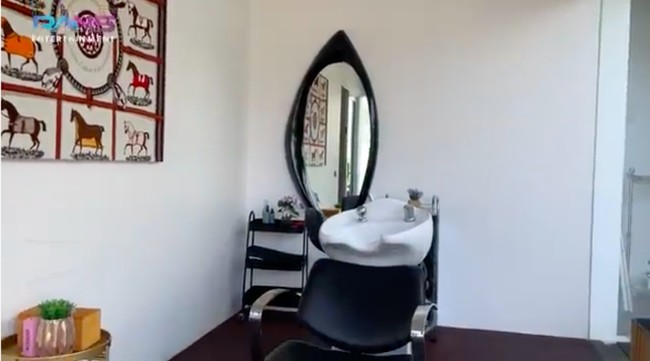 Fasilitas lain di halaman belakang, sebuah mini salon. (Foto: YouTube/Rans Entertainment)