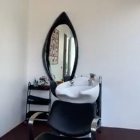 Fasilitas lain di halaman belakang, sebuah mini salon. (Foto: YouTube/Rans Entertainment)