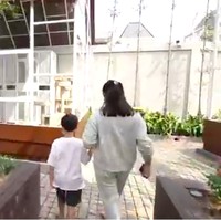 Pecinta kucing, Gilang dan istrinya mendedikasikan salah satu sudut halaman belakangnya untuk kandang kucing yang besar. (Foto: YouTube/Rans Entertainment)