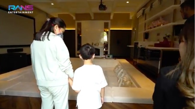 Rumah mewah Gilang juga dilengkapi sebuah bioskop pribadi yang cukup luas. (Foto: YouTube/Rans Entertainment)