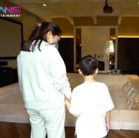 Rumah mewah Gilang juga dilengkapi sebuah bioskop pribadi yang cukup luas. (Foto: YouTube/Rans Entertainment)