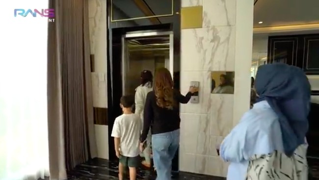 Bukan rumah mewah namanya tanpa fasilitas lift untuk mempermudah akses. (Foto: YouTube/Rans Entertainment)