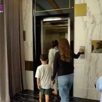 Bukan rumah mewah namanya tanpa fasilitas lift untuk mempermudah akses. (Foto: YouTube/Rans Entertainment)