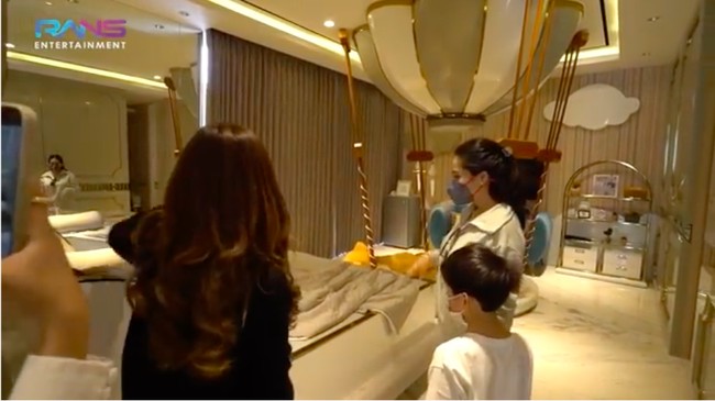 Sementara itu, kamar putri bungsu Gilang bertema under the sky dengan dekorasi berbentuk balon terbang. (Foto: YouTube/Rans Entertainment)