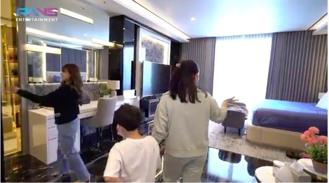 Sesi tur berakhir di kamar utama di mana terdapat sebuah walk-in closet bak butik kelas atas. Oo ini toko ya? Ada toko lho di sini, kata Nagita Slavina saat hendak masuk ke ruangan tersebut. (Foto: YouTube/Rans Entertainment)
