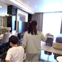 Sesi tur berakhir di kamar utama di mana terdapat sebuah walk-in closet bak butik kelas atas. Oo ini toko ya? Ada toko lho di sini, kata Nagita Slavina saat hendak masuk ke ruangan tersebut. (Foto: YouTube/Rans Entertainment)