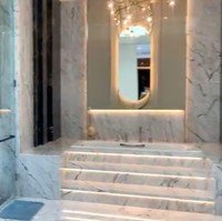 Kamar mandi utama di kamar Gilang yang bak hotel berbintang dengan lantai marmer dan bilik kaca.