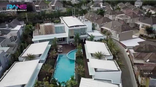 Inilah tampak atas rumah crazy rich Malang Gilang Pramana yang berkonsep seperti resor dengan kolam renang kaca dan deretan kamar tamu bergaya villa. Rumah mewah Gilang juga dilengkapi sebuah bioskop pribadi yang cukup luas. (Foto: YouTube/Rans Entertainment)