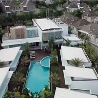 Inilah tampak atas rumah crazy rich Malang Gilang Pramana yang berkonsep seperti resor dengan kolam renang kaca dan deretan kamar tamu bergaya villa. Rumah mewah Gilang juga dilengkapi sebuah bioskop pribadi yang cukup luas. (Foto: YouTube/Rans Entertainment)