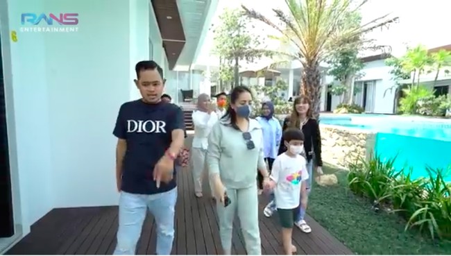 Di rumah Gilang, terdapat kolam renang dengan dinding kaca transparan sehingga memberi efek seperti aquarium. (Foto: YouTube/Rans Entertainment)
