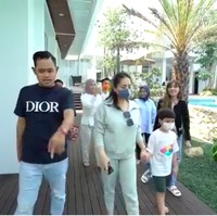 Di rumah Gilang, terdapat kolam renang dengan dinding kaca transparan sehingga memberi efek seperti aquarium. (Foto: YouTube/Rans Entertainment)